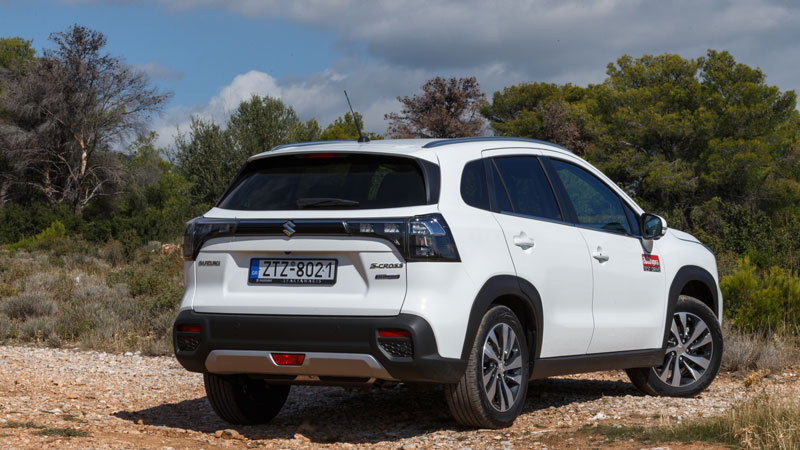 Στο πίσω μέρος ξεχωρίζουν κυρίως η μικρή αεροτομή του και τα φώτα που ενώνονται μεταξύ με μια λωρίδα 