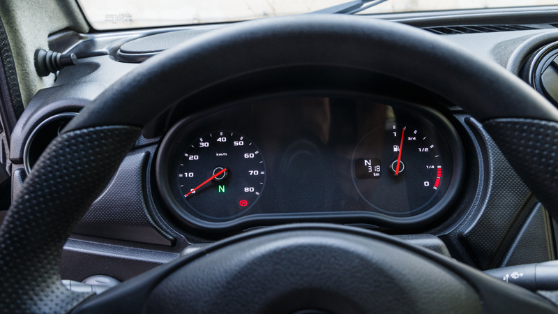 Ο πίνακας οργάνων διαθέτει όλες τις βασικές πληροφορίες που χρειάζεται ο οδηγός, με το ταχύμετρο και την ένδειξη βενζίνης να είναι αναλογικά, ενώ μια 