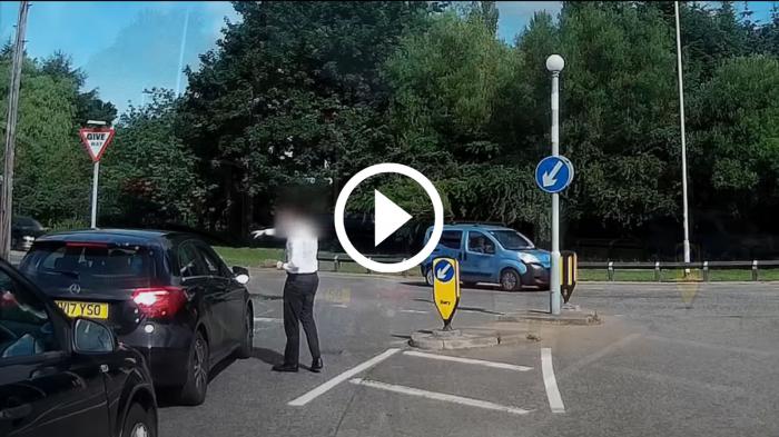 Έκανε σφήνα και παράνομη προσπέραση στον λάθος άνθρωπο [video]