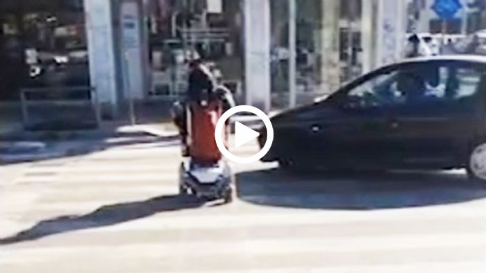 Έλληνας ΑΜΕΑ προσπαθεί να περάσει τον δρόμο [video]