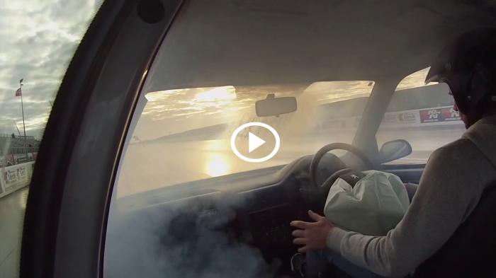 Περίεργο! Γιατί άνοιξε ο αερόσακος σε αυτό το αυτοκίνητο; [video] 