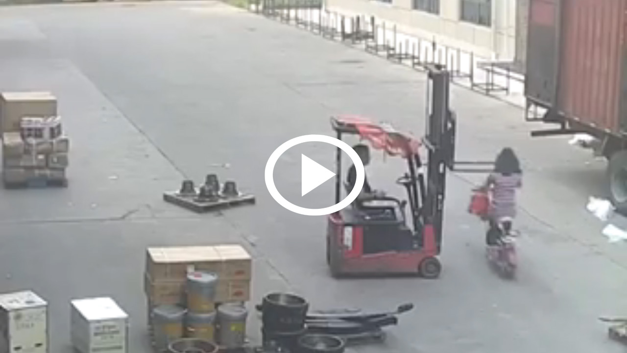 Γυναίκα οδηγός παραλίγο να χάσει το κεφάλι της [video]