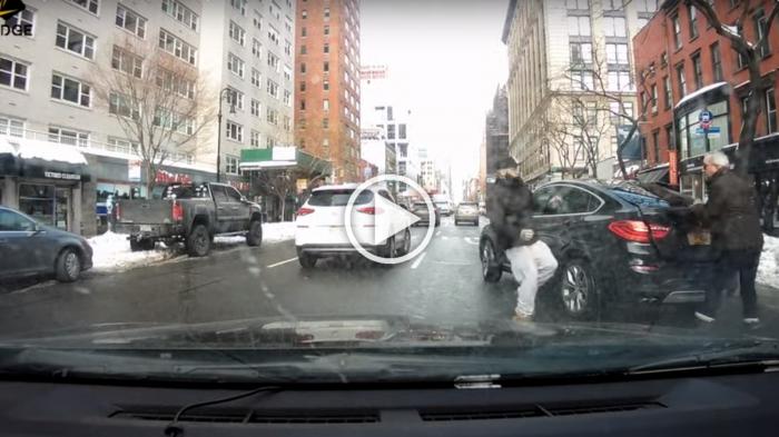 Ηλικιωμένος νταής βγήκε για τσαμπουκά αλλά το μετάνιωσε [video]