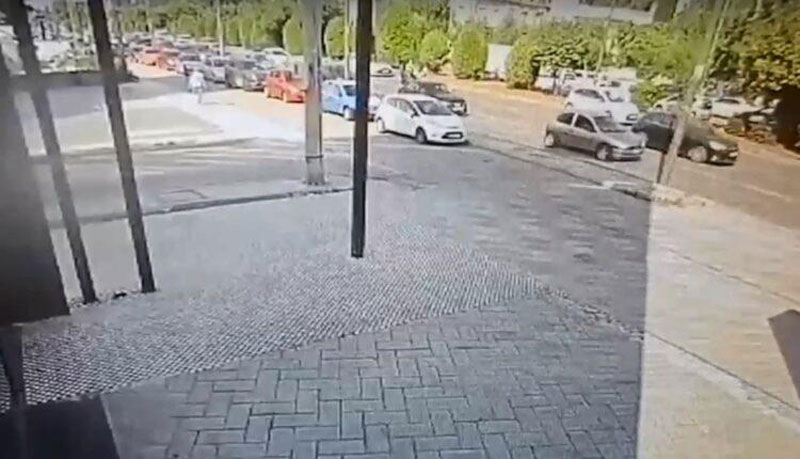 Μηχανάκι χτύπησε 70χρονη και 3χρονο μωρό στην Κηφισίας [video]