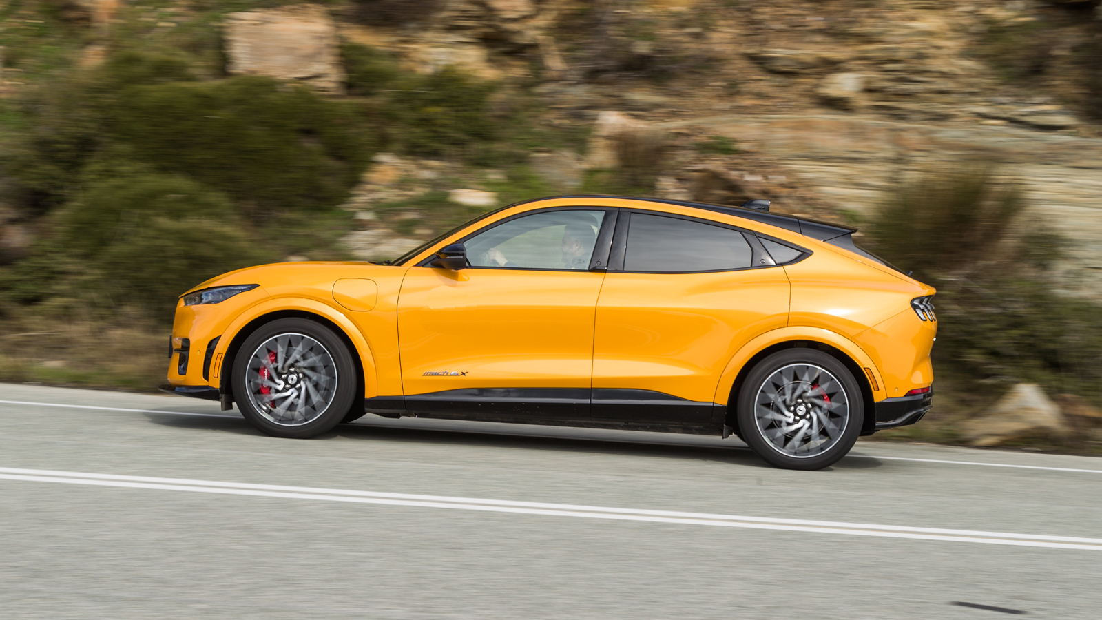 Η επίπεδη καμπύλη ροπής ενός ηλεκτροκινητήρα είναι βασική διαφορά συγκριτικά με ένα θερμικό μοτέρ, για αυτό και η Mustang Mach-e GT των 860 Nm κάνει τ