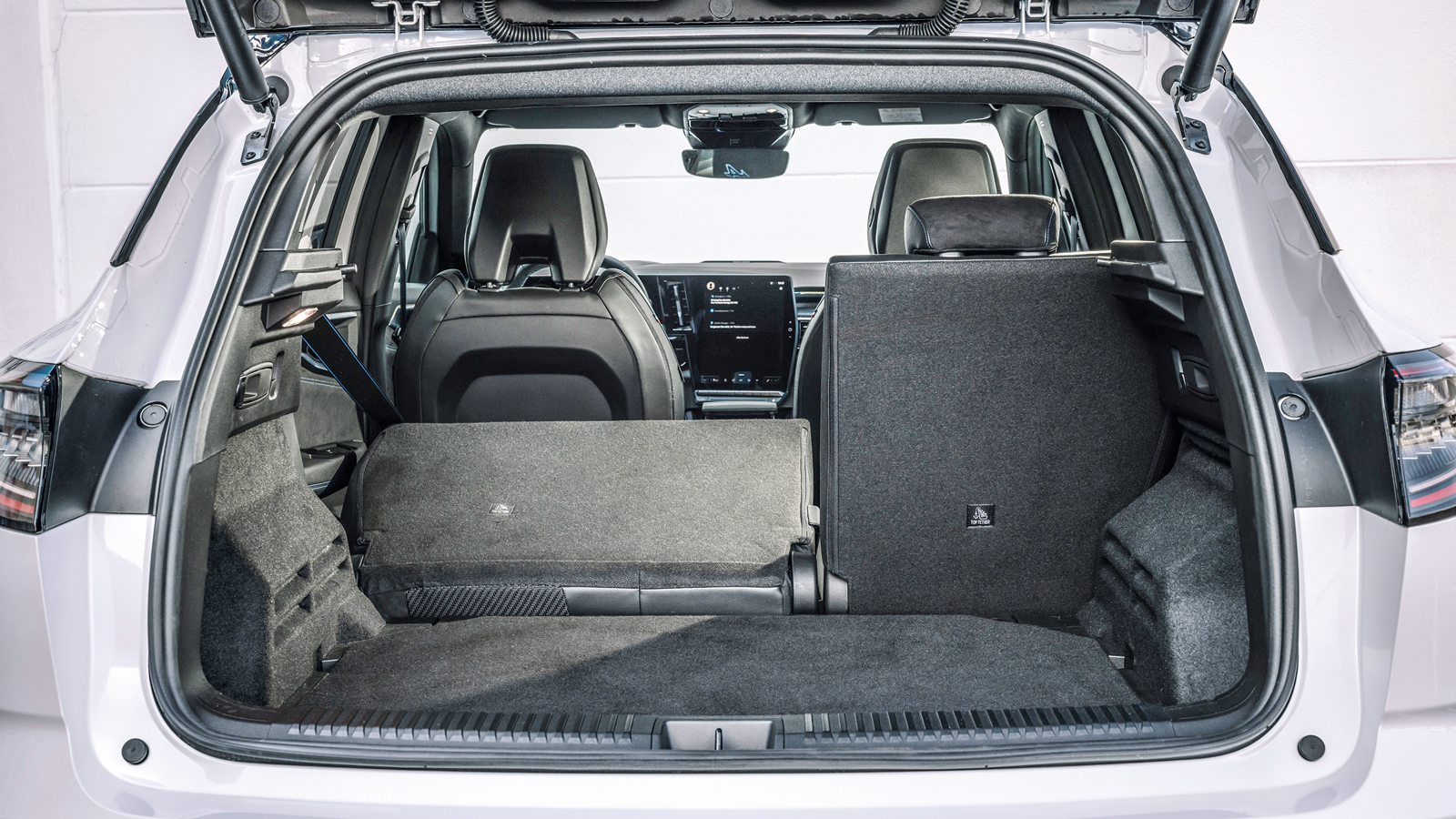 Συρόμενο πίσω κάθισμα, ρυθμιζόμενη γωνία πλάτης και αποθηκευτικός χώρος που φτάνει έως τα 1.455 λίτρα σε 2θεσια διάταξη