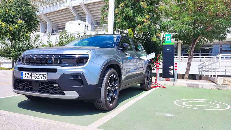 Η μπαταρία χωρητικότητας 54kWh επιτρέπει στο μοντέλο της Jeep να γράψει αυτονομία άνω των 400 χλμ. μέσα στον αστικό ιστό και κοντά στα 370 χλμ. σε μει