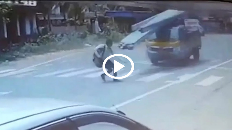 Πεζός γλύτωσε το σούβλισμα από ιπτάμενες σωλήνες [video]