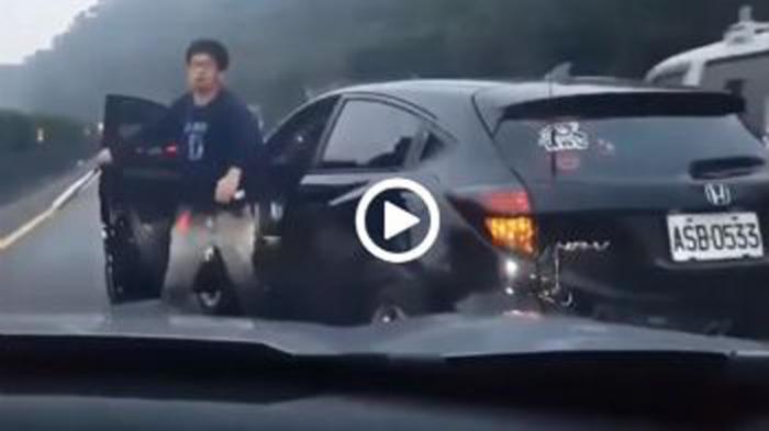 Ψευτόμαγκας με ρόπαλο κάνει την κότα για να γλυτώσει [video]