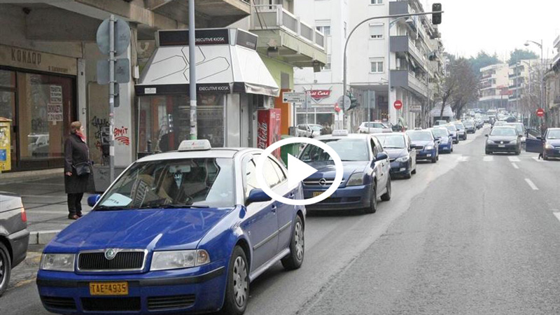 Συνελήφθη ταξιτζής που ξεκίνησε να φύγει πριν αποβιβαστεί 80χρονη [video]