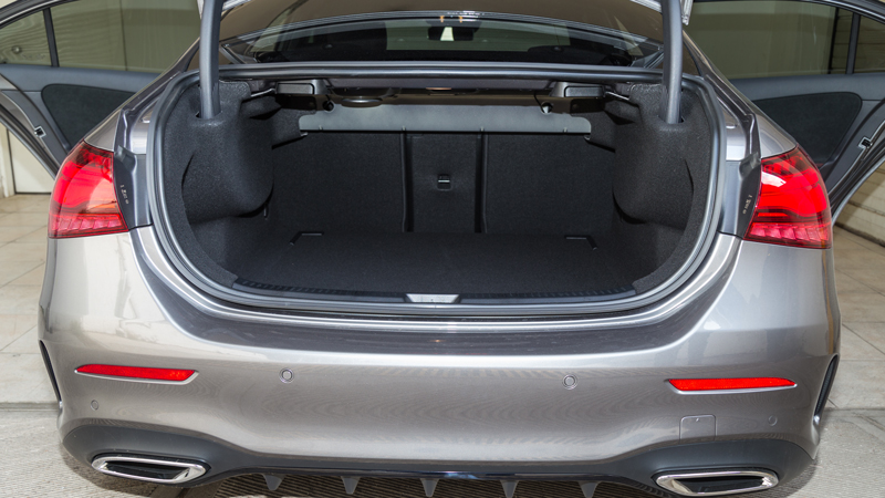 Τα 410 λίτρα του αποθηκευτικού χώρου είναι ικανά να καλύψουν τις ανάγκες μιας τετραμελής οικογένειας