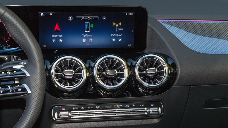 Η νέα γενιά του λογισμικού MBUX, εκτός από την ασύρματη σύνδεση με smartphone μέσω AppleCarPlay ή Android Auto, επιτρέπει στους επιβάτες να παίξουν μέ