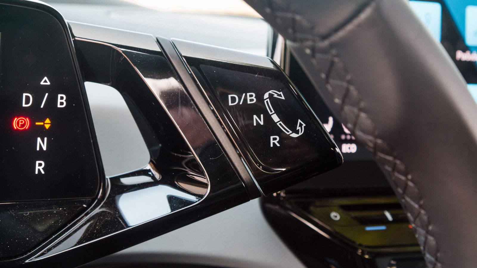 Στο Volkswagen ID.4, όπως και σε κάθε μοντέλο της ID. οικογένειας, επιλέγεις εκκίνηση, όπισθεν και παρκάρισμα από τον μοχλό μπροστά και δεξιά από το τ