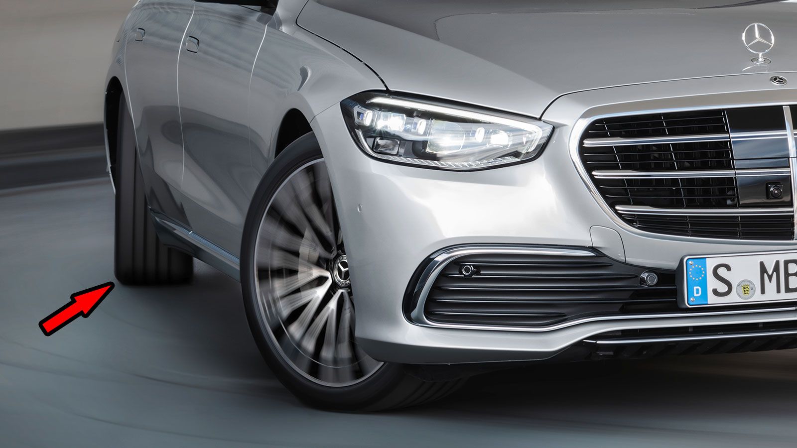 Οι πίσω τροχοί της EQS μπορούν να στρίψουν έως και 10 ολόκληρες μοίρες με αποτέλεσμα στην πράξη ο κύκλος στροφής να πέφτει στα 10,9, δηλαδή να είναι σ