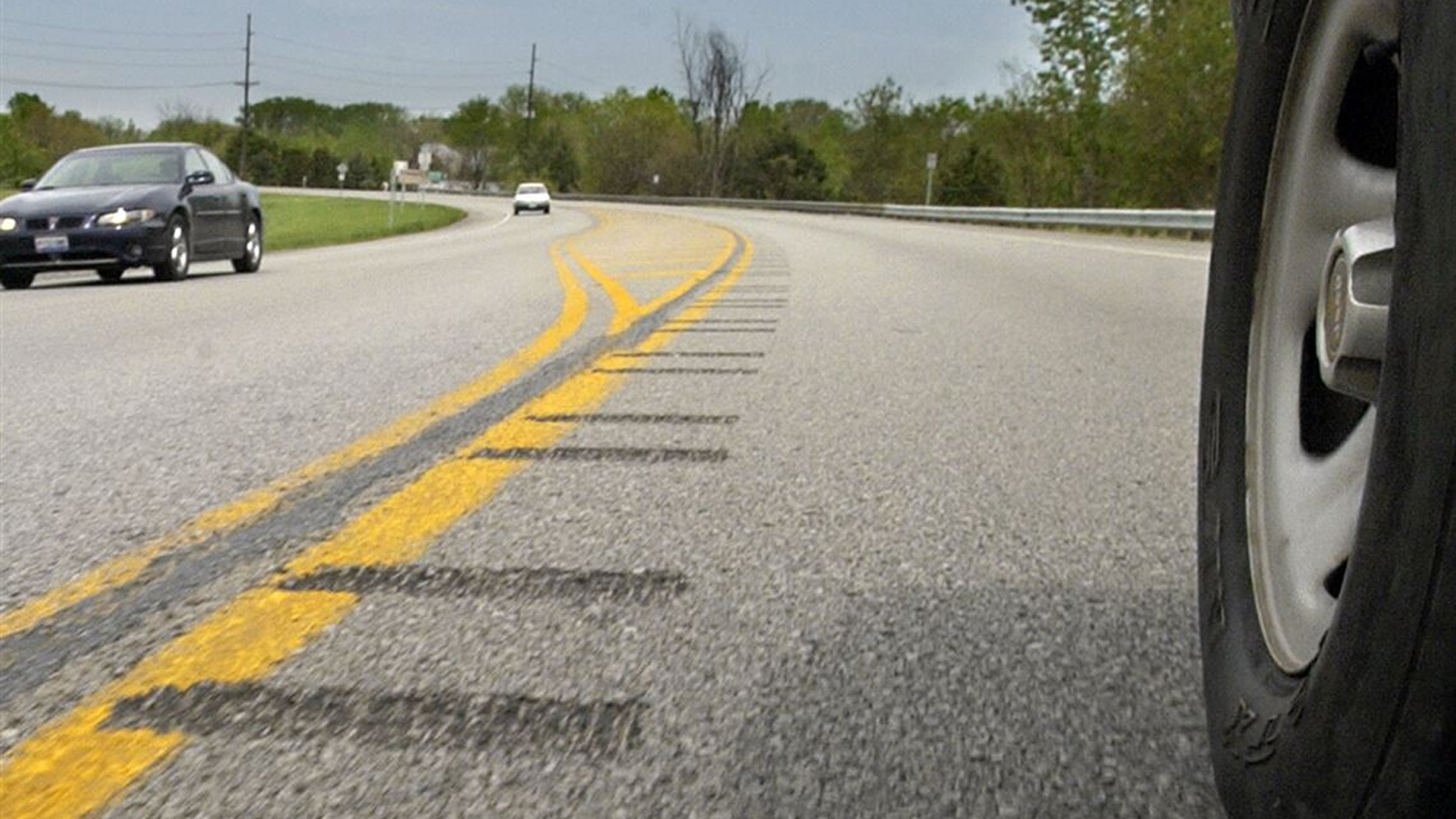 Πατάς τη γραμμή και «τρέμει» το τιμόνι; Δε φταίει το αμάξι