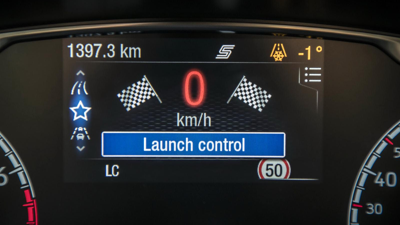 Μέσω ESC, Traction Control και των Torque Vectoring και Torque Steer Compensation και αξιοποιώντας την μεγάλη δύναμη του 1.500άρη EcoBoost, το σύστημα