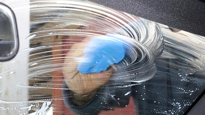 Πώς θα καθαρίσεις σωστά τα τζάμια του αυτοκινήτου σου