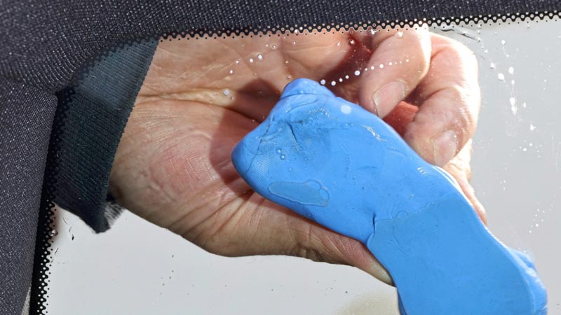 Πώς θα καθαρίσεις σωστά τα τζάμια του αυτοκινήτου σου