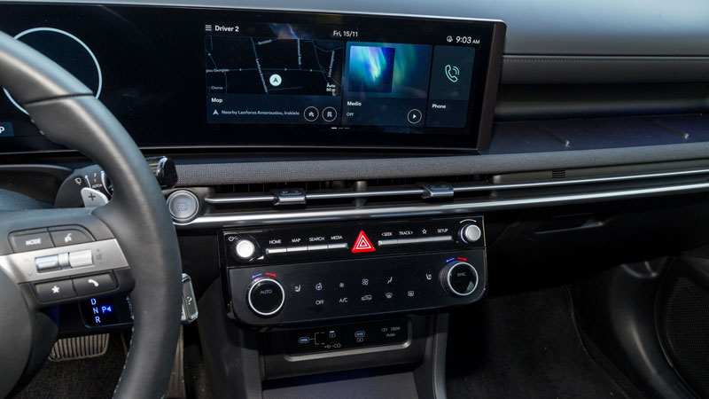 Το εσωτερικό είναι τεχνολογικά αναβαθμισμένο με standard διπλή κοίλη οθόνη