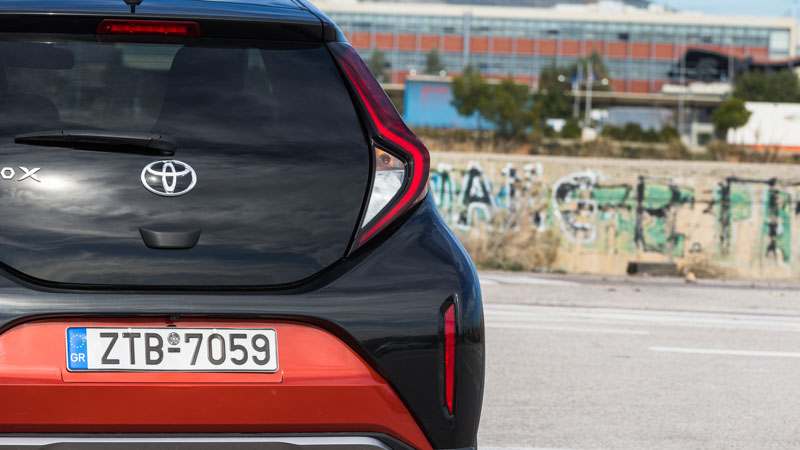 Στο πίσω μέρος η πόρτα του χώρου αποσκευών είναι γυάλινη, ένα χαρακτηριστικό που γνωρίσαμε στο πρώτο Aygo, ενώ το σχήμα του φωτιστικού σώματος προσδίδ