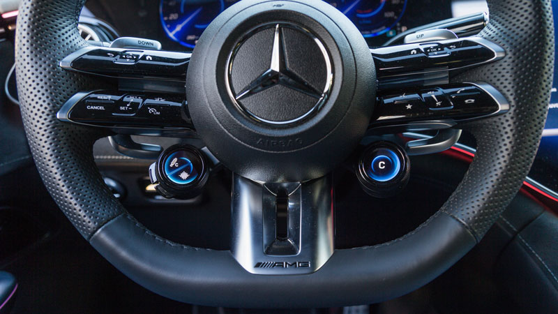 «Διαστημικό» το εσωτερικό με 3 οθόνες από άκρη σε άκρη του ταμπλό