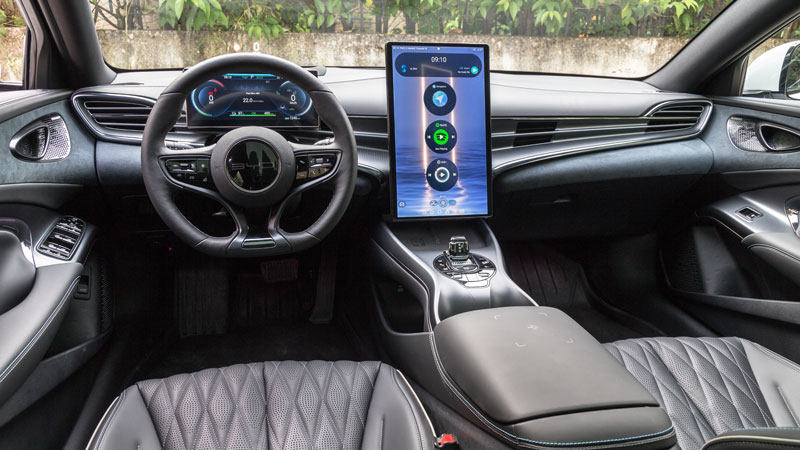 Στο εσωτερικό του BYD Seal κυριαρχούν οι οθόνες, με τα υλικά να είναι ποιοτικά