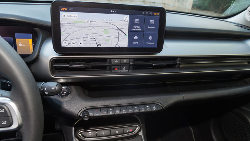 Έντονο το τεχνολογικό στοιχείο στην καμπίνα του Jeep Avenger e-hybrid, οι χώροι είναι καλοί για 4 ενήλικες