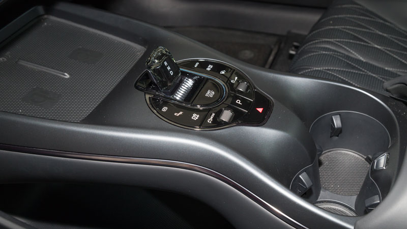 Στο εσωτερικό του BYD Seal κυριαρχούν οι οθόνες, με τα υλικά να είναι ποιοτικά