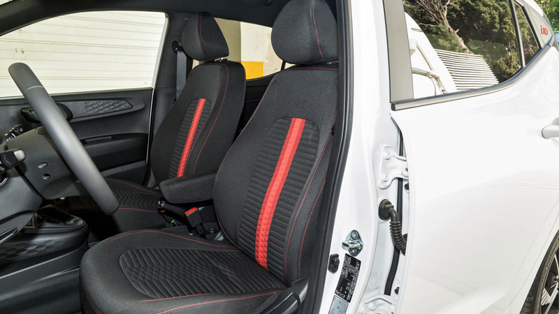 Το εσωτερικό είναι μοντέρνο και εργονομικό, θα χωρέσουν και 4 ενήλικες