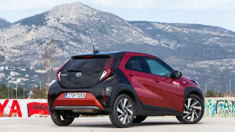 Η διχρωμία κάνει το Aygo X μοντέρνο και funky, ενώ τα πλαστικά προστατευτικά περιμετρικά του αμαξώματος ενισχύουν τον crossover «χαρακτήρα» του μοντέλ