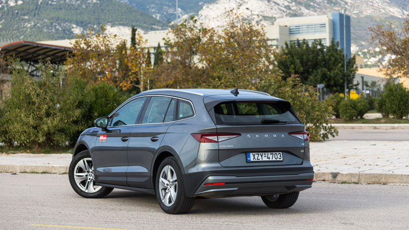 Το αμάξωμα του Skoda Enyaq iV διακατέχεται από μυώδεις επιφάνειες, ενώ συνολικά ο δυναμισμός συνδυάζεται με κομψότητα.