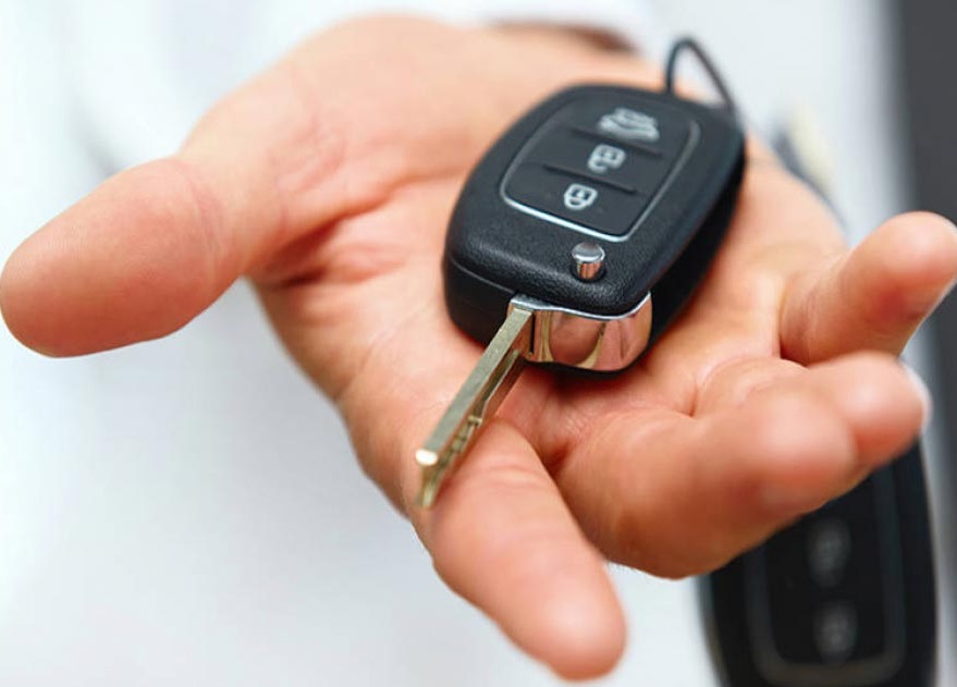 Mustang κόβεται στη μέση σε αυτοσχέδια κόντρα