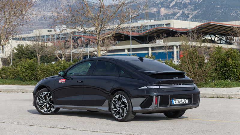 Η μακρόστενη φωτιζόμενη μπάρα με ιδιαίτερο, pixel μοτίβο, προσδίδει επιπλέον τεχνολογικό «αέρα» στο μοντέλο.