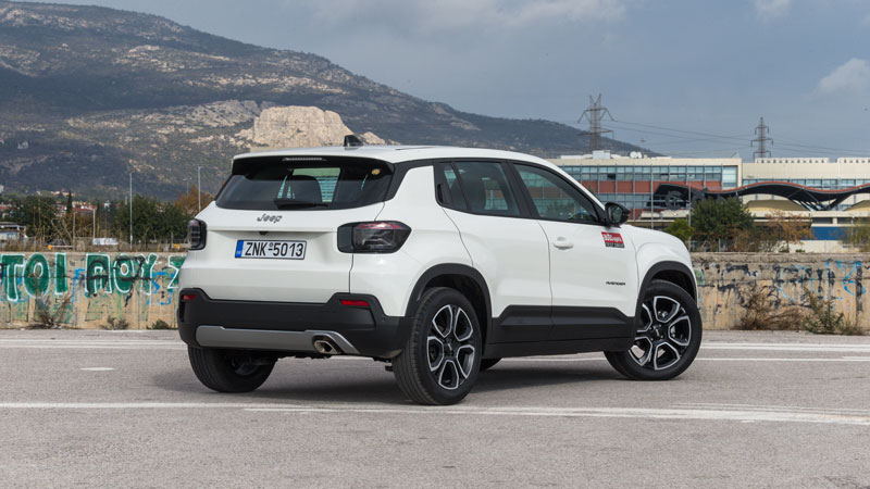 Ο τετραγωνισμένος σχεδιασμός συνδυάζεται ωραία με καμπύλες, ενώ στοιχεία όπως τα «φουσκωμένα» εμπρός και πίσω φτερά χαρίζουν επιπλέον δυναμισμό στο μο