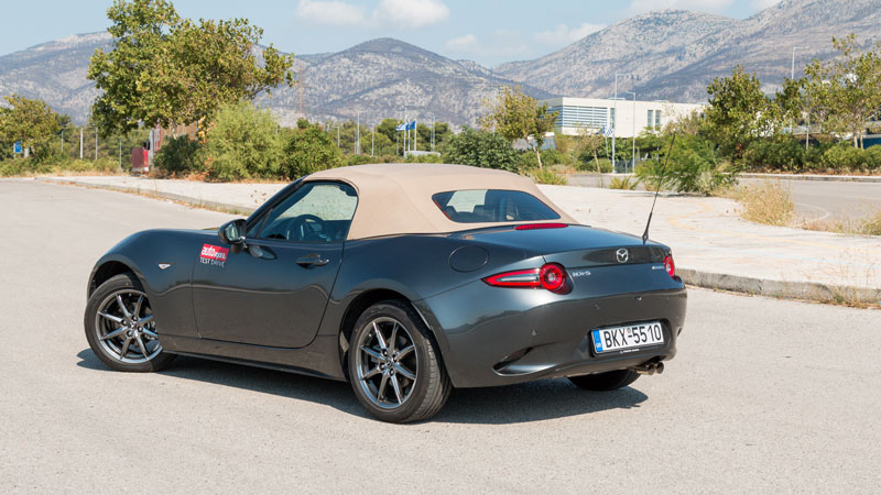 Το design «παντρεύει» τις καμπύλες με τις ακμές και τραβά τα βλέμματα