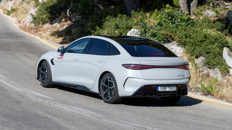 Το BYD Seal AWD έχει 530 άλογα. Φυσικά αν γκαζώνεις τα 460 χλμ αυτονομίας πάνε περίπατο
