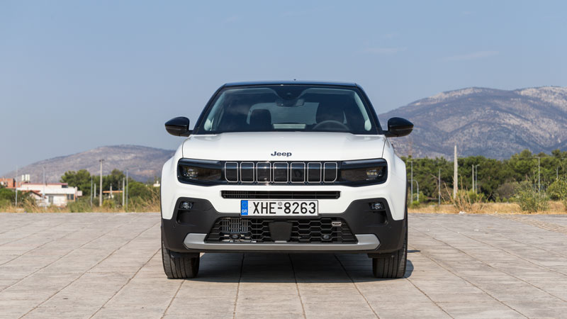 Το Jeep Avenger e-hybrid είναι ευχάριστο στο δρόμο και δεν παίρνει κλίσεις, χωρίς να θυσιάζει την άνεση