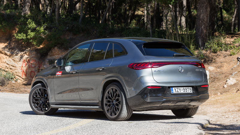 Τα πίσω φανάρια που ενώνονται από μια φωτιζόμενη λωρίδα, έχουν τη χαρακτηριστική φωτεινή «υπογραφή» της οικογένειας EQ της Mercedes.