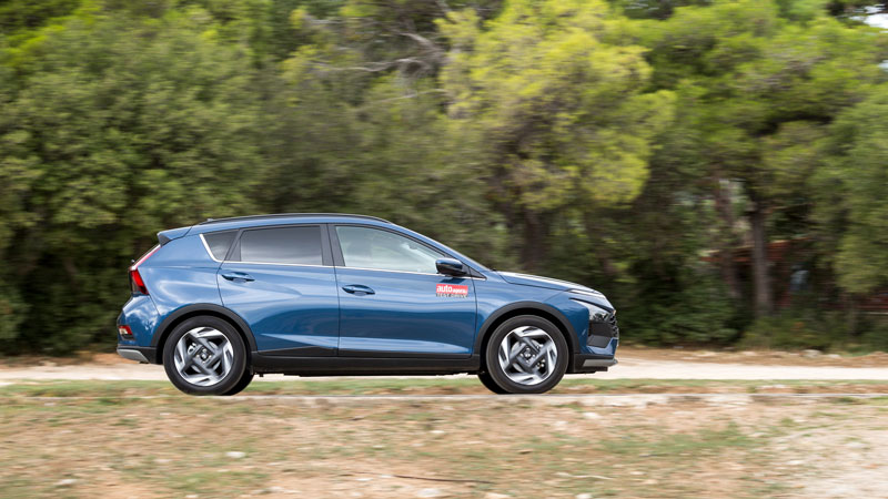 Hyundai Bayon 100 PS 48V 7DCT. Τι βαθμό παίρνει σε κατανάλωση, χώρους, επιδόσεις, εγγυήσεις;