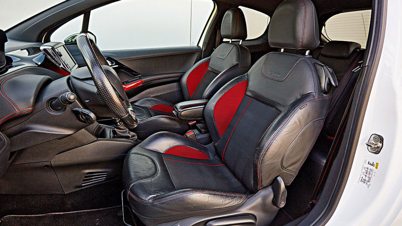 Το εσωτερικό του Peugeot 208 GTi διατηρείται σε πολύ καλή κατάσταση