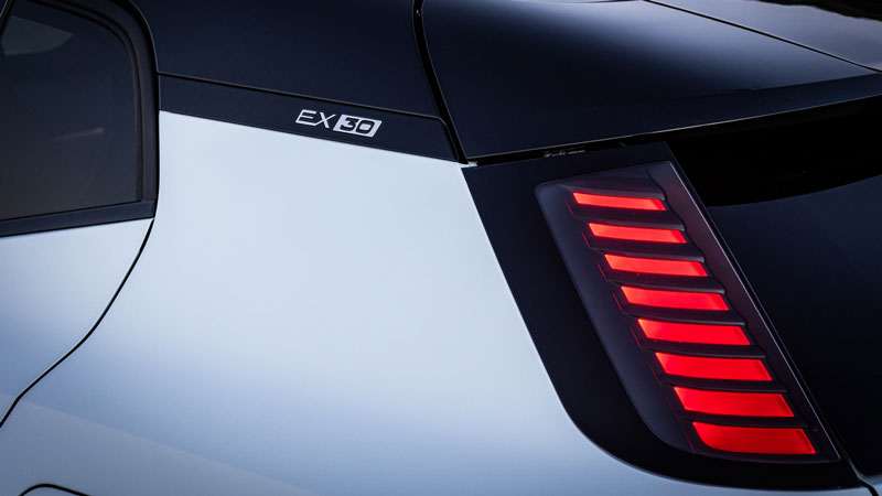 Το Volvo EX30 έχει ισχύ από 272 έως 428 άλογα και τιμή από 29.572 ευρώ