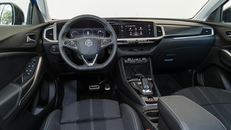 Nissan Qashqai VS Opel Grandland. Ποιο ξεχωρίζει σε εξοπλισμό ασφάλειας και άνεσης;