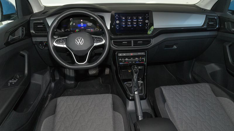 Seat Arona 110 PS VS VW T-Cross 116 PS. Ποιο ξεχωρίζει σε εξοπλισμό ασφάλειας και άνεσης;