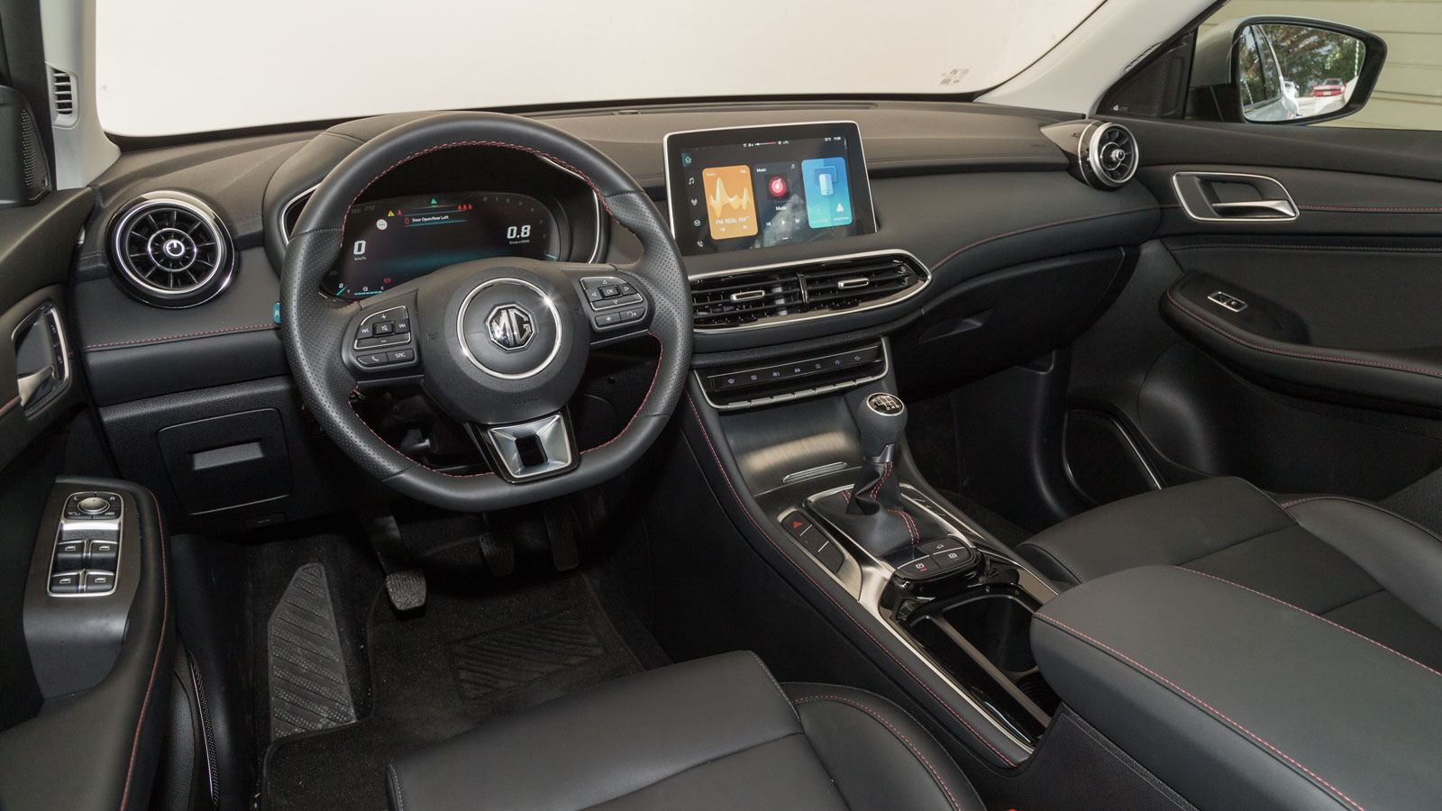 Dacia Duster 130ps VS MG HS. Ποιο ξεχωρίζει σε εξοπλισμό ασφαλείας και άνεσης;