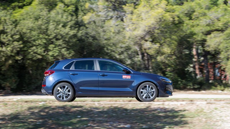 Hyundai i30 1,5 48V 140 PS: Τι βαθμό παίρνει σε κατανάλωση, χώρους, επιδόσεις, εγγυήσεις;