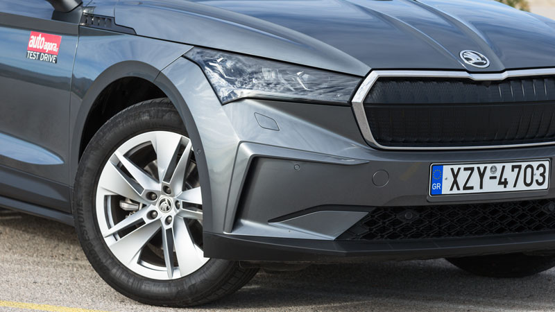 Η κλειστή γρίλια του Skoda Enyaq iV «μαρτυρά» τον ηλεκτρικό «χαρακτήρα» του αυτοκινήτου.