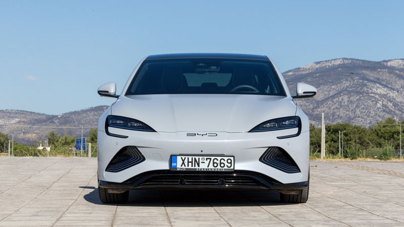 Η ποιότητα κύλισης είναι αντάξια premium sedan, δεν έχει one-pedal mode