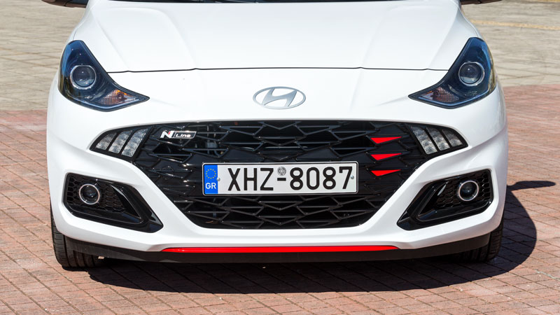 Παρά το μέγεθός του, είναι στιβαρό στο δρόμο, με σπορτίφ συμπεριφορά