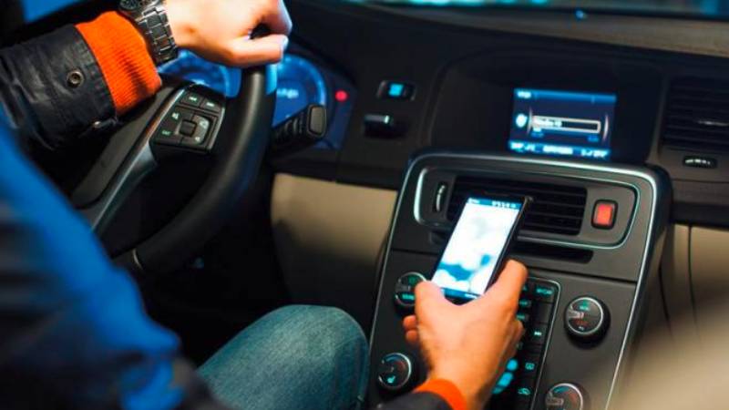 8 στους 10 οδηγούς παίζουν με το κινητό ενώ οδηγούν!