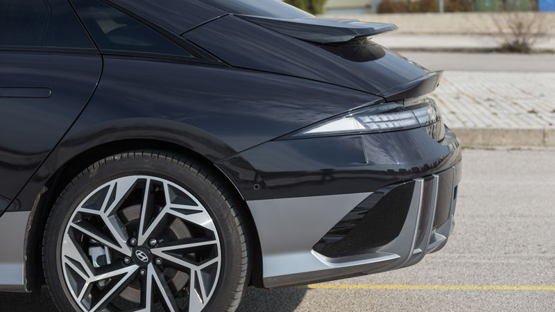 Hyundai Ioniq 6: Πόσο καλό είναι σε εξοπλισμό άνεσης και ασφαλείας;